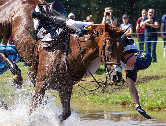 Falling off a horse can cause whiplash-like injury